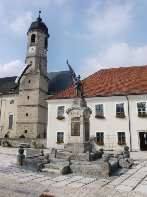 Rathausplatz in Weyarn mit Kriegerdenkmal